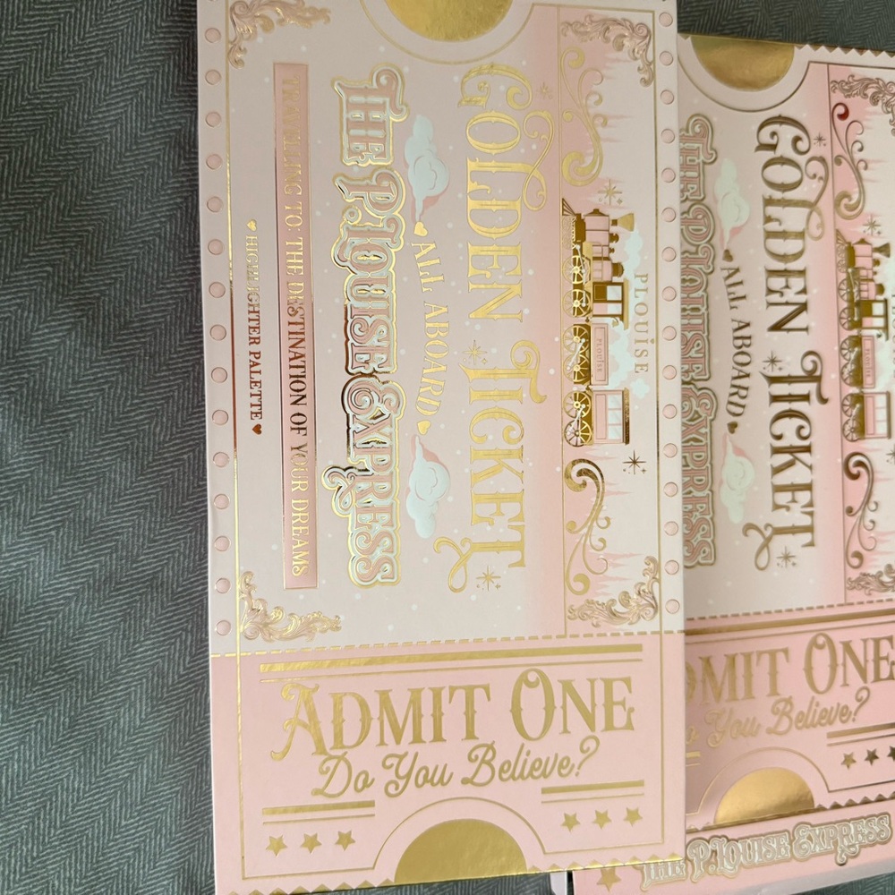 P. Louise Golden Ticket Highlighter Palette from the 2024 Advent Calendar Day 1 - Picture 4 of 5